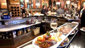 Útočníci v kaviarni zabili dvoch ľudí