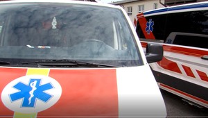 Jediná v sanitke nebola pripútaná. Po páde o pár dní zomrela