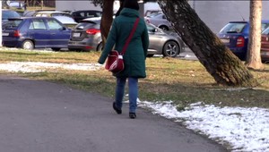 Napadnutá žena utrpela zranenia hlavy, ruky a nôh. Políciu si musela privolať sama