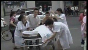 Pod troskami zrútenej budovy našli živého muža