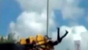 ŠOKUJÚCE VIDEO: Z kolotoča vypadlo dievčatko (3)!