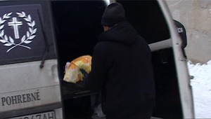 Smrť dieťatka v osade. Rodičov vypočúvajú policajti