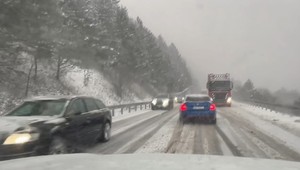 Dopravu komplikuje sneženie a silná poľadovica. S kalamitou bojujú aj v zahraničí