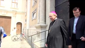 Arcibiskup Orosch sa ospravedlňuje rodinám obetí: Veľmi ma to mrzí