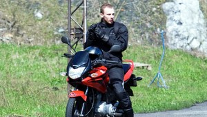 Patrik (19) sadol bez vodičáku na motorku. Zrazil chodkyňu