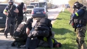 Dvojnásobný úlovok! Kukláči chytili dvoch dlhodobo hľadaných mužov