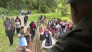 Zbojníci na Kysuciach: Vláčik plný návštevníkov sa stal dejiskom divadelného prepadnutia