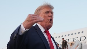 Americké útoky pokračujú „veľmi tvrdo“ rovnako ako diplomatické rokovania medzi USA a Iránom
