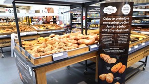Tesco ako prvý reťazec na trhu ponúka ručne robené remeselné pečivo