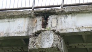 Obyvatelia na stav mosta upozorňovali už pred 6 rokmi, hrozilo, že ho zbúrajú úplne