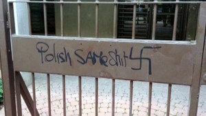 Napätie medzi Poľskom a Izraelom stúpa. Na poľskom konzuláte sa objavili hákové kríže