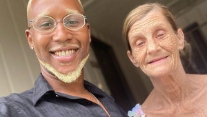 Spomínate si na tento zvláštny pár? Staršia manželka sa túžila omladiť, odpadnete, ako teraz vyzerá!