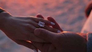 Čerstvo zasnúbenej hviezde blahoželali mnohí. Pozdrav od TOHTO muža ale nečakala!