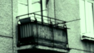 Na balkóne si chcel vziať život. Keď ho policajti zachraňovali, spadol