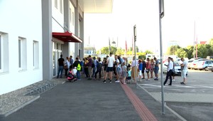 Nekonečné rady a zdĺhavé čakanie na pas. Klientské centrá praskajú vo švíkoch