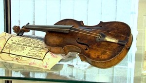 Husle, na ktorých hral kapelník Titanicu, vydražili za 1 064 899 €