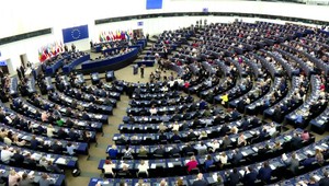 Europoslanci chcú definitívne odstrániť rozdiely v platoch žien a mužov