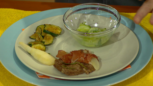 Hovädzia roštenka s hruškou a sušenou šunkou s hranolkami z restovanej cukety a s uhorkovo-mätovým šalátom