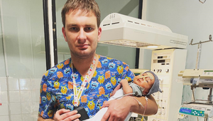 Ukrajinský pediatr během bombardování neopustil své nejmenší pacienty: FOTKY, které dojaly svět