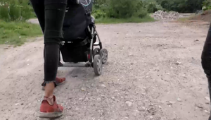 Za čokoládu do väzenia? Matka 3 detí svoju korisť schovala do kočíka