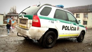 Osadníci napadli policajta. Dostal kopanec do rozkroku