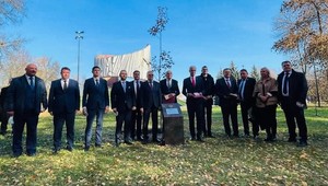 V Rusku odhalili pamätnú tabuľu Alexandrovi Dubčekovi. Na jeho počesť vysadili aj strom