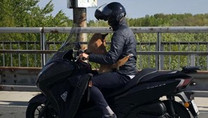 Šofér sa pred policajtmi kajal. Na motorke viezol štvornohého spolujazdca