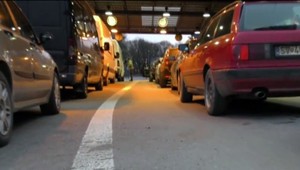 Autá čakajú na hranici s Ukrajinou hodiny, niekde aj dni