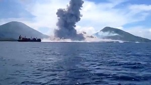 V blízkosti ohnivého pekla. Turisti nafilmovali výbuch sopky