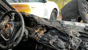 Niekto úmyselne podpálil auto zaparkované pred panelákom. Majiteľ v tom vidí konkurenčný boj