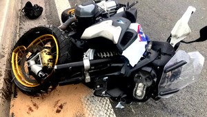 VIDEO: Motorkár narazil do auta a pristál na streche