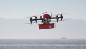 Záchranný dron v akcii. Zúfalým chlapcom na mori zhodil čln