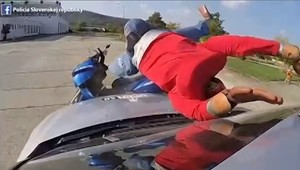 VIDEO: Toto sa stane, keď sa auto zrazí s motorkárom