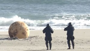 Na pobreží v Japonsku sa vyplavila záhadná kovová guľa: Nikto netuší, čo to je