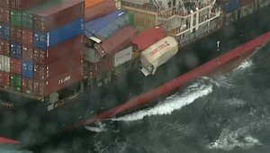 VIDEO: Nákladnú loď prekvapilo silné vlnobitie. Zo strateného tovaru by sa potešila nejedna žena
