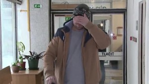 Futbalový tréner bol odsúdený za sexuálne zneužívanie troch chlapcov. Súd požiadal o zmenu liečenia