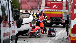 Auto narazilo a prevrátilo sa na strechu. Bolo v ňom 5 ľudí vrátane detí