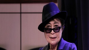 Yoko Ono: Pomýlila si pódium so sprchou
