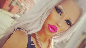 Česká Barbie má po plastike osmičky