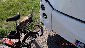 Mladý muž (27) išiel na bicykli do práce. Zrazil ho autobus