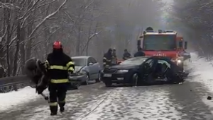 Pri hromadnej nehode sa zranili tri osoby vrátane dieťaťa. Po náraze odtrhlo zadnú nápravu auta