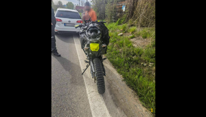 Opitý motorkár narazil na chodníku do dieťaťa a z miesta nehody ušiel