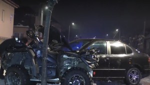 Štvorkolka a osobné auto sa zrazili v križovatke, zastavili až po desiatkach metrov