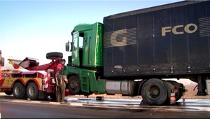 Kuriózna nehoda! Na vlečke traktora pristál kamión