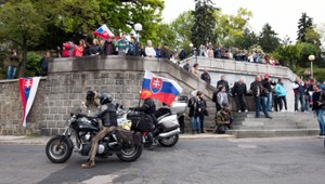 Motorkári z klubu Noční vlci dorazili do Bratislavy, zastavili sa aj na Slavíne