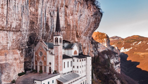 Úžasné: TENTO kostol zo 16. storočia zasadili do útesu