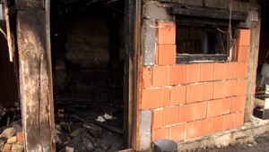 Muž uhorel vo vlastnom bývaní. Jeho telo našli až po uhasení požiaru