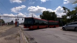Tragická nehoda vo vozovni autobusov. Muža zachytil prichádzajúci autobus