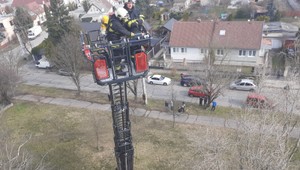 V Komárne vznikol požiar. Dve osoby sa nadýchali splodín horenia