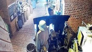 Návštevníci múzea sa neovládli. Rozdali si to PRIAMO pred kamerami